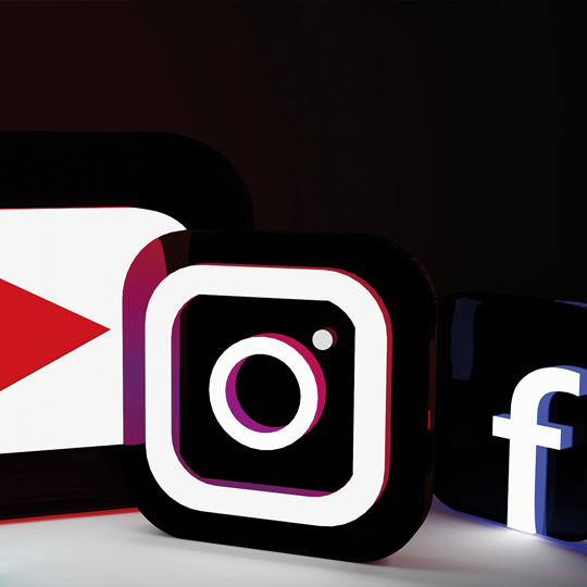 Logos YouTube, Instagram et FaceBook en 3D