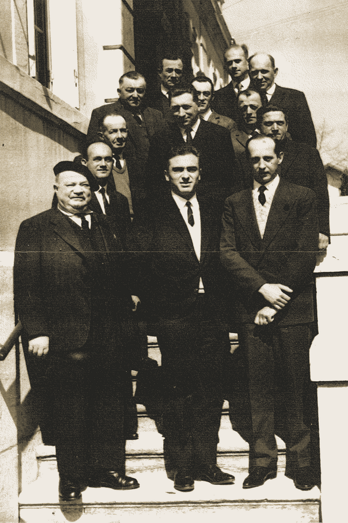 Le conseil municipal de l'époque avec M. Ducret-Bard (au centre, premier plan) : Claude Sylvestre / Claudius Sylvestre / Joseph Nantois / Albert Ginet / Claude Duc / Marcel Parpillon / Georges Burnier / Jean Ducret / Baptiste Parpillon / Jean Degrange / Marcel Choulet / Fernand Parpillon / François Richard