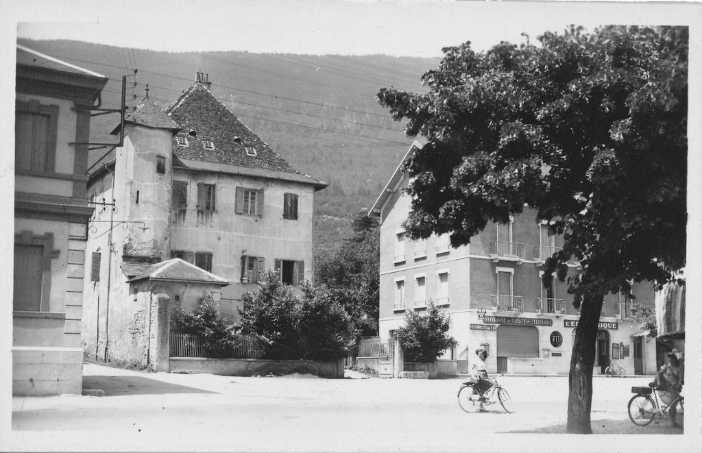 C'est sous le mandat de Jean Ducret que l'ancienne Maison Blanchard sera démolie pour agrandir la place de la Mairie (actuellement place Général Buisson) et supprimer du même coup l'étranglement de la route menant aux écoles (actuellement rue des Ecoles)